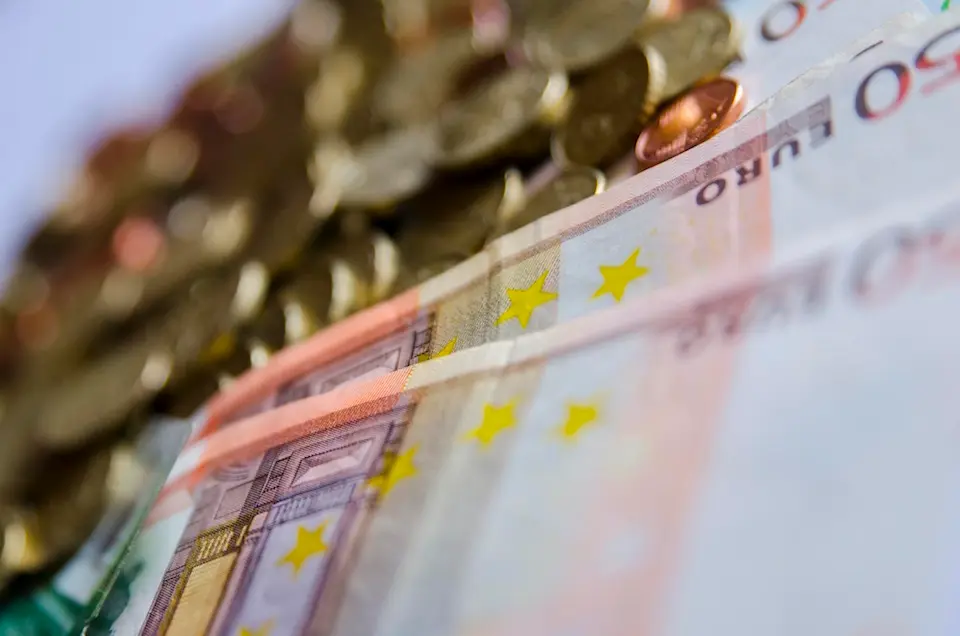 Hacienda facilitar&aacute; en breve un anticipo de 194,1 millones a la Generalitat para desfases de tesorer&iacute;a. / E. PRESS