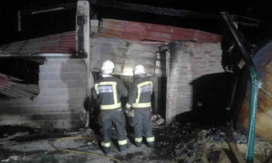 Incendio en una nave av&iacute;cola en La Cavada.