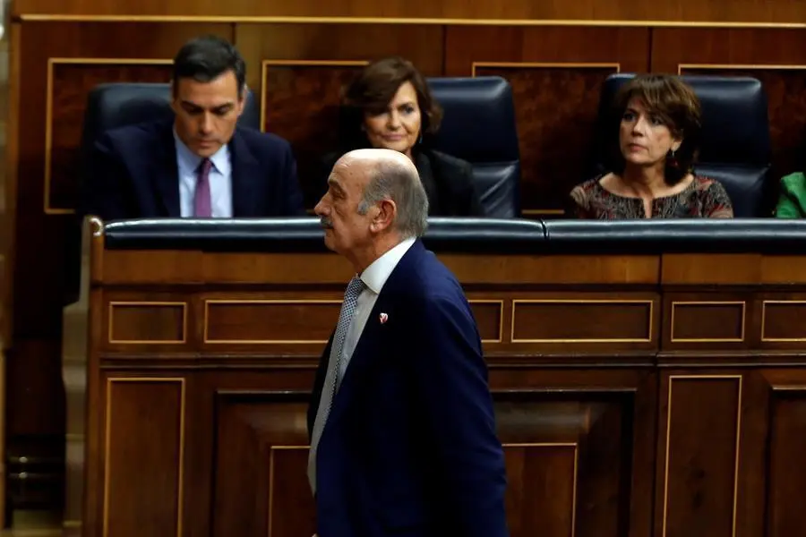 El diputado del Partido Regionalista C&aacute;ntabro, Jos&eacute; Mar&iacute;a Maz&oacute;n, pasa por delante del candidato a la presidencia del Gobierno, Pedro S&aacute;nchez (i), antes de intervenir ante el pleno del Congreso de los Diputados en la primera jornada de la sesi&oacute;n de investidura de Pedro S&aacute;nchez como presidente del Gobierno. EFE/Emilio Naranjo