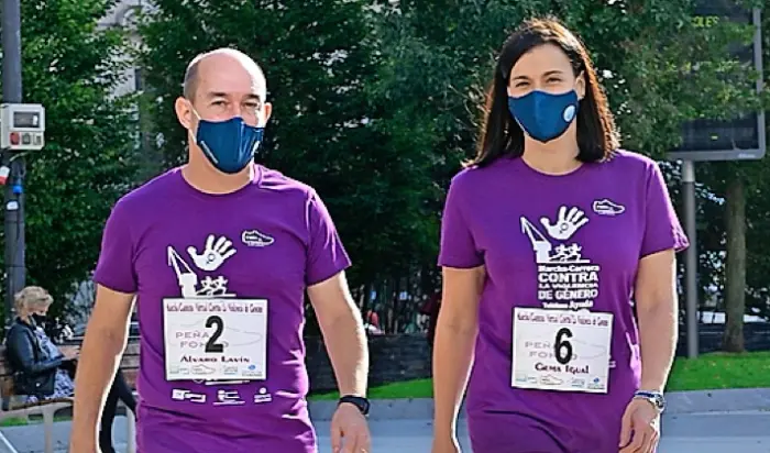 &Aacute;lvaro Lav&iacute;n y Gema Igual con las camisetas de la carrera. / alerta