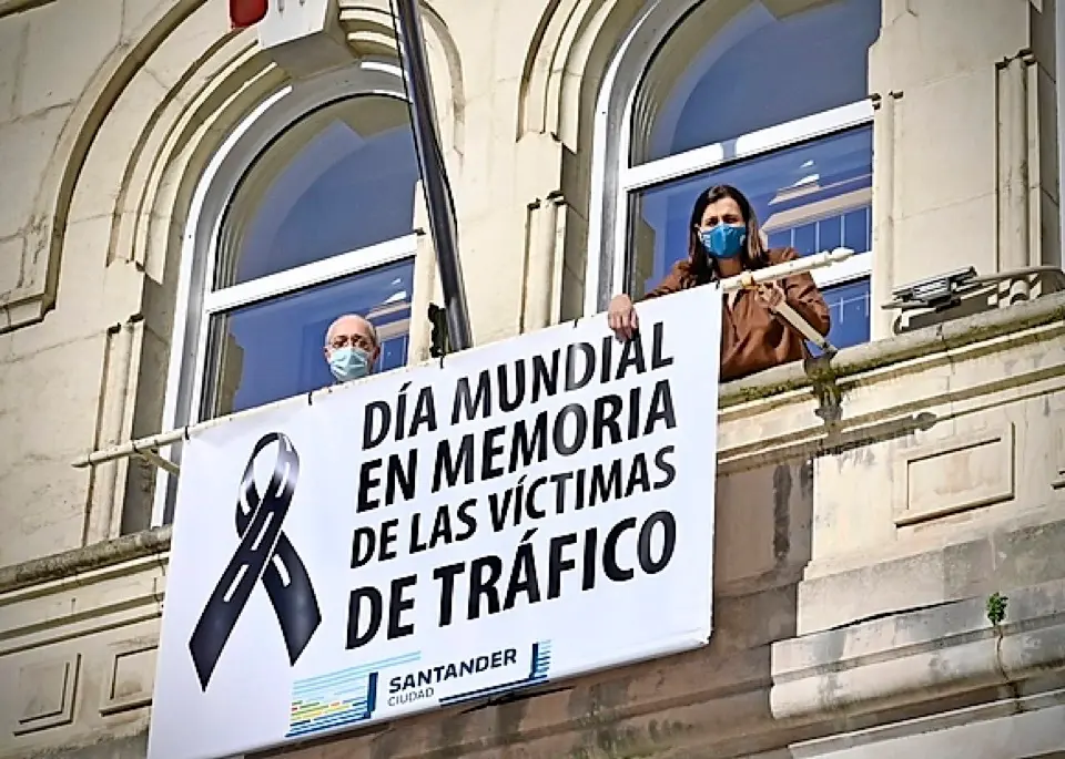 Pedro Nalda y Gema Igual colocando el cartel con el cresp&oacute;n negro. / ALERTA