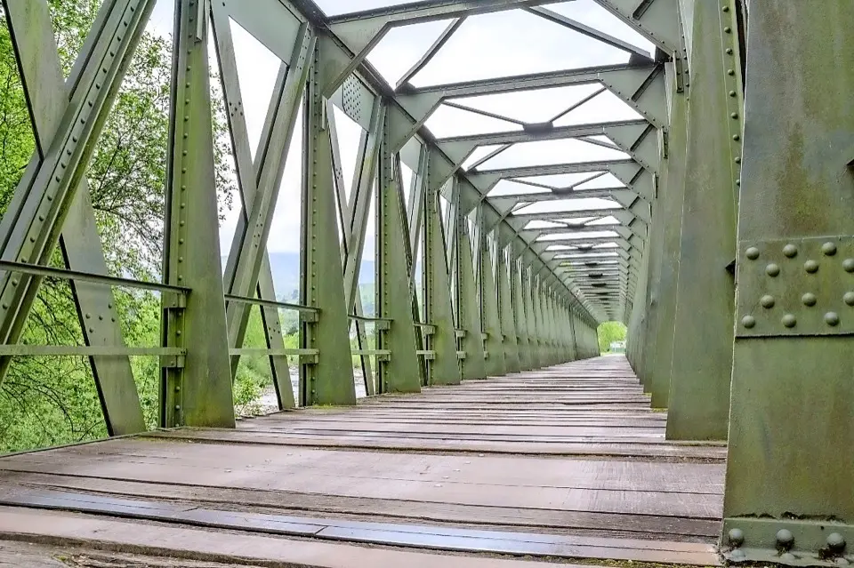 Antiguo Puente del Ferrocarril sobre la V&iacute;a Verde del Pas. / Alerta