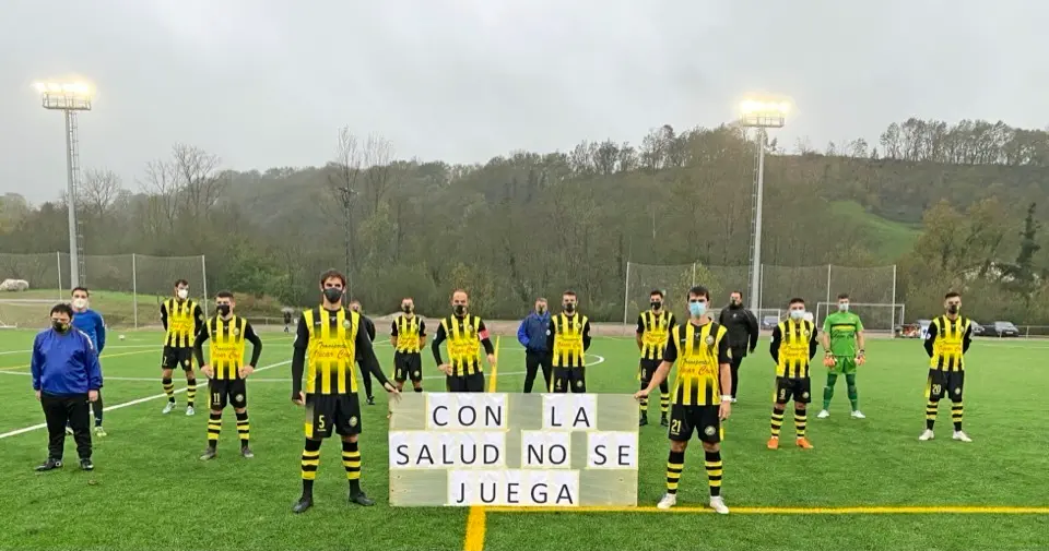 Los jugadores del Cay&oacute;n posan con una pancarta antes del inicio del encuentro ante el Rayo Cantabria. / Hardy