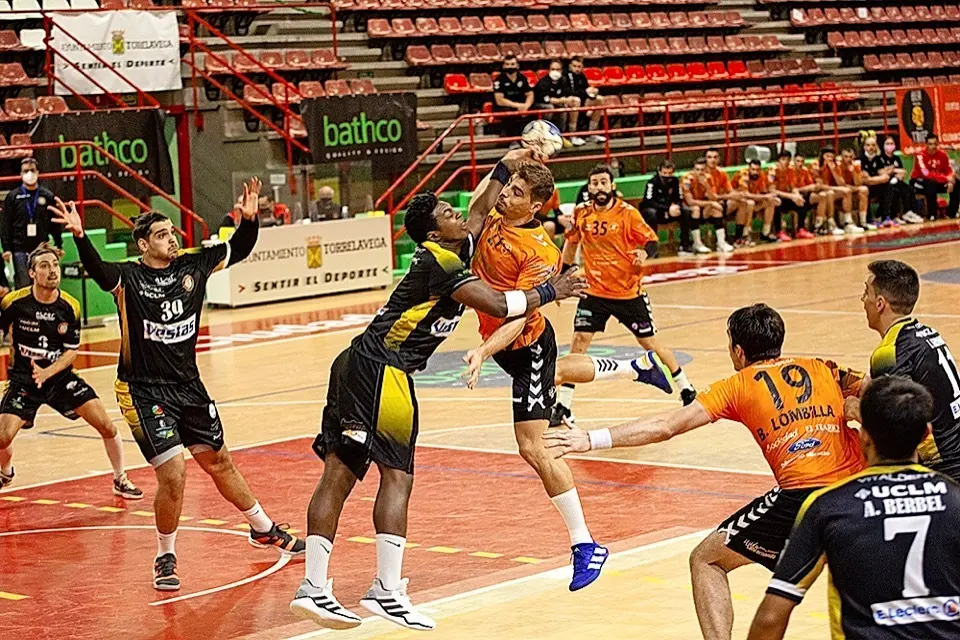 Ataca del Balonmano Torrelavega. / Sa&uacute;l Ceballos