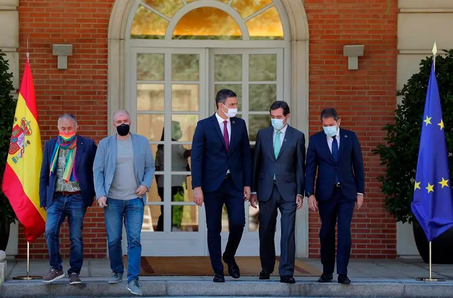 El presidente del Gobierno, Pedro S&aacute;nchez (c) junto a los presidentes de CEOE, Antonio Garamendi (2d) y la Cepyme, Gerardo Cuerva (d) y los secretarios generales de UGT, Pepe &Aacute;lvarez (i) y CCOO, Unai Sordo en el palacio de la Moncloa. EFE/Chema Moya/Archivo