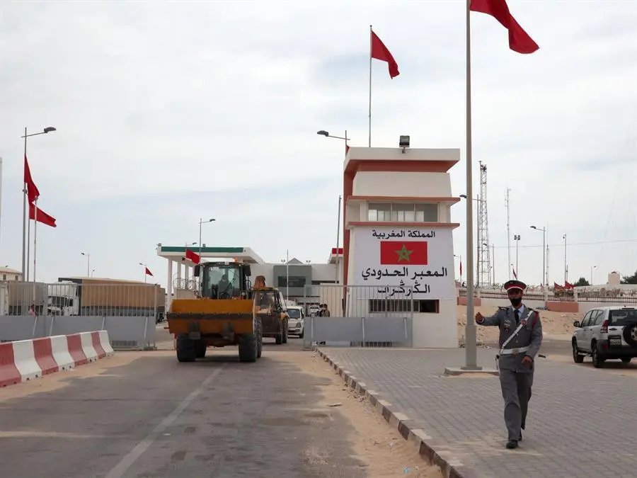 alas excavadoras que vienen de desalojar los obst&aacute;culos puestos hasta ayer por el Frente Polisario. La frontera de Guerguerat, en el extremo sur del S&aacute;hara Occidental, est&aacute; abierta al tr&aacute;fico despu&eacute;s de que ayer el ej&eacute;rcito marroqu&iacute; desalojara a manifestantes del Frente Polisario que la bloqueaban, pero el paso de veh&iacute;culos es casi inexistente. EFE/ Javier Otazu