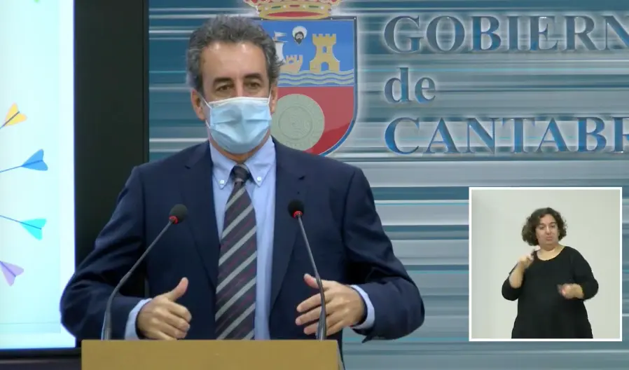 El consejero Francisco Mart&iacute;n durante la rueda de prensa ofrecida hoy. / ALERTA