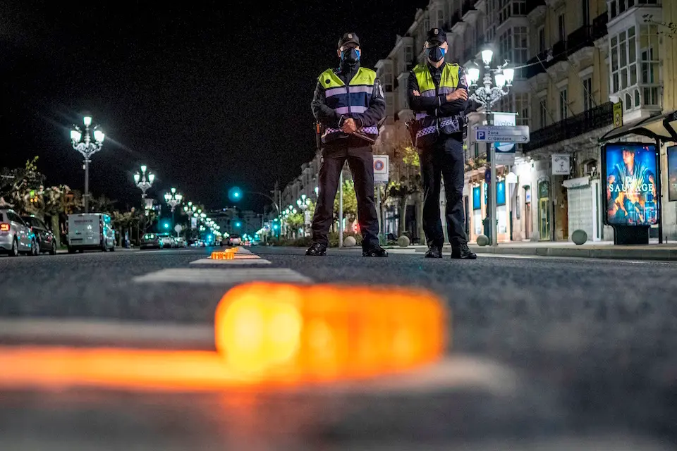 El s&aacute;bado, por la noche, comenzaban los controles en Santander debido al toque de queda decretado en toda Cantabria a partir de las diez de la noche. EFE / ROM&Aacute;N G. AGUILERA