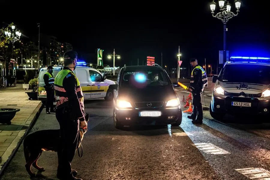 Han comenzado hoy s&aacute;bado por la noche los controles en Santander debido al toque de queda decretado en toda Cantabria a partir de las diez de la noche. EFE/ROM&Aacute;N G. AGUILERA