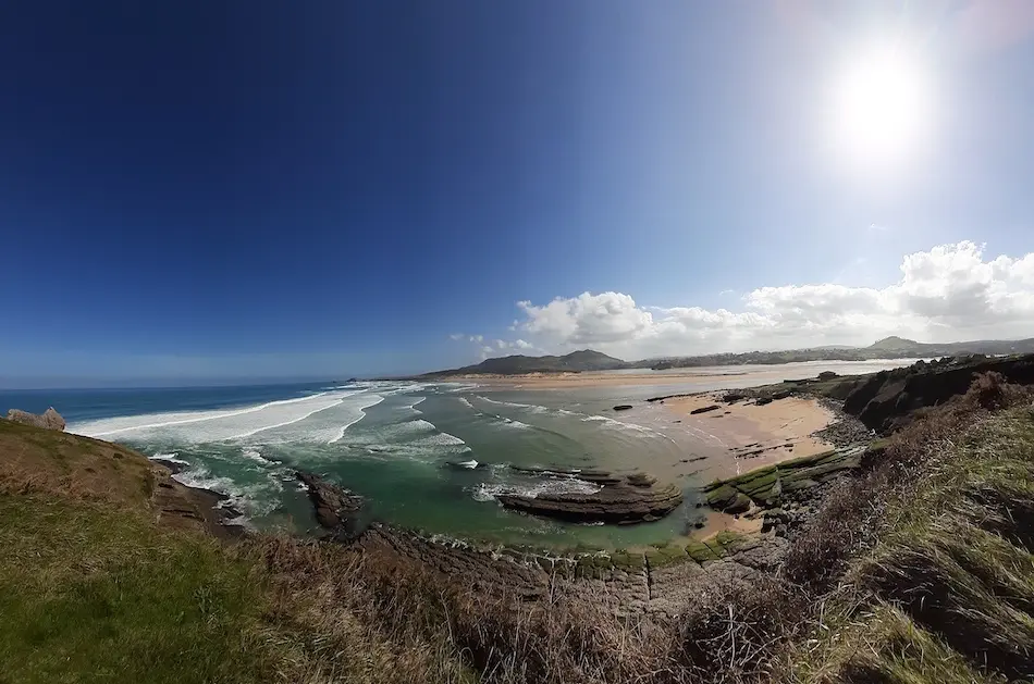 Vista de los acantilados de Robayera, zona donde en estos momentos est&aacute;n buscando al hombre desaparecido. / S.D.