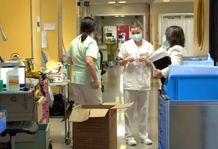 Varias enfermeras en la zona de Urgencias del Hospital Marqu&eacute;s de Valdecilla. / TREVOL