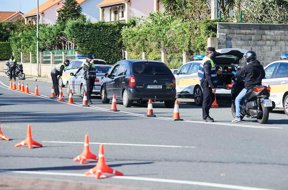 Agentes de la Polic&iacute;a en un control de movilidad en Mortera, Santander. / HARDY