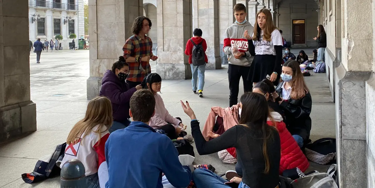 Un grupo de j&oacute;venes charla en la Plaza Pombo. / hardy