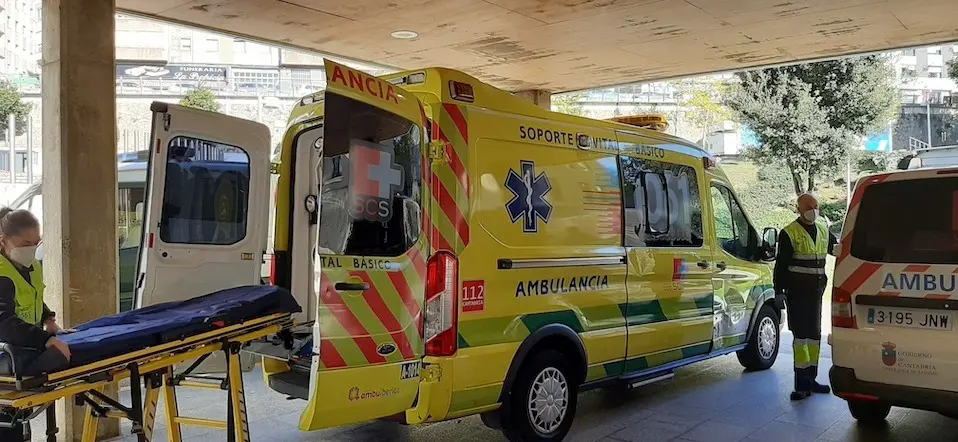 Dos trabajadores de Ambuib&eacute;rica en la zona de Urgencias del Hospital Marqu&eacute;s de Valdecilla. / S.D.