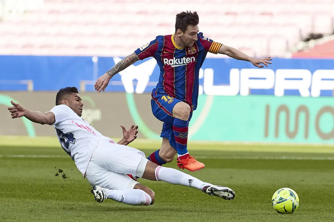 Messi y Casemiro durante un Barcelona - Real Madrid. / E. PRESS