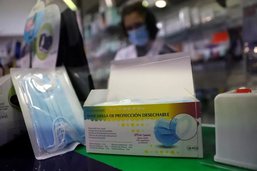Vista de mascarillas desechables en una farmacia madrile&ntilde;a este martes. El Consejo de Ministros ha aprobado este martes la bajada del IVA de las mascarillas quir&uacute;rgicas desechables del tipo general (21 %) al superreducido (4 %) hasta el 31 de diciembre de 2021. Esta reducci&oacute;n del IVA se une a la bajada del precio m&aacute;ximo de venta de las mascarillas quir&uacute;rgicas desechables, que desde este martes no pueden costar m&aacute;s de 0,72 euros, frente a los 0,96 euros que pod&iacute;an alcanzar hasta ahora.- EFE/JuanJo Mart&iacute;n