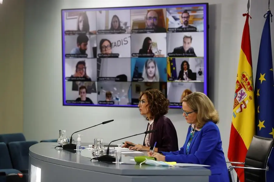 La ministra de Hacienda y portavoz del Gobierno, Mar&iacute;a Jes&uacute;s Montero (i), durante su intervenci&oacute;n en la rueda de prensa posterior a la reuni&oacute;n del Consejo de Ministros que ha tenido lugar este martes en Moncloa. Junto a ella, La vicepresidenta econ&oacute;mica, Nadia Calvi&ntilde;o (d). EFE/J.J. Guill&eacute;n