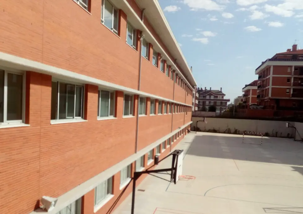 Patio del IES 8 de marzo de Castro Urdiales donde se ha decretado la cuarentena por coronavirus. / ALERTA