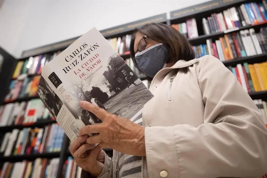 Cinco meses despu&eacute;s de su muerte en Los &Aacute;ngeles, un nuevo libro de Carlos Ruiz Zaf&oacute;n llega este martes a las librer&iacute;as, "La ciudad de vapor", que re&uacute;ne los once cuentos escritos por el autor barcelon&eacute;s, cuatro de ellos in&eacute;ditos. EFE/Marta P&eacute;rez.