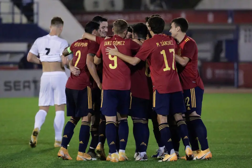 Los jugadores de la selecci&oacute;n espa&ntilde;ola celebran el tercer gol conseguido ante Israel, durante el partido de la fase clasificatoria para el Europeo Sub-21 2021. / EFE
