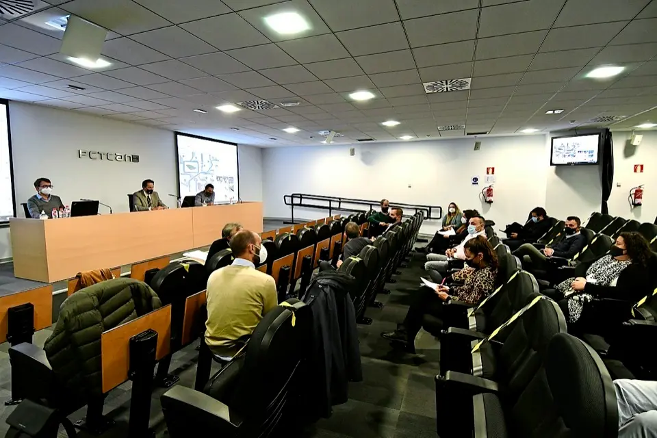 La reuni&oacute;n del Consejero de Obras P&uacute;blicas y los afectados por el derrumbe. / ALERTA