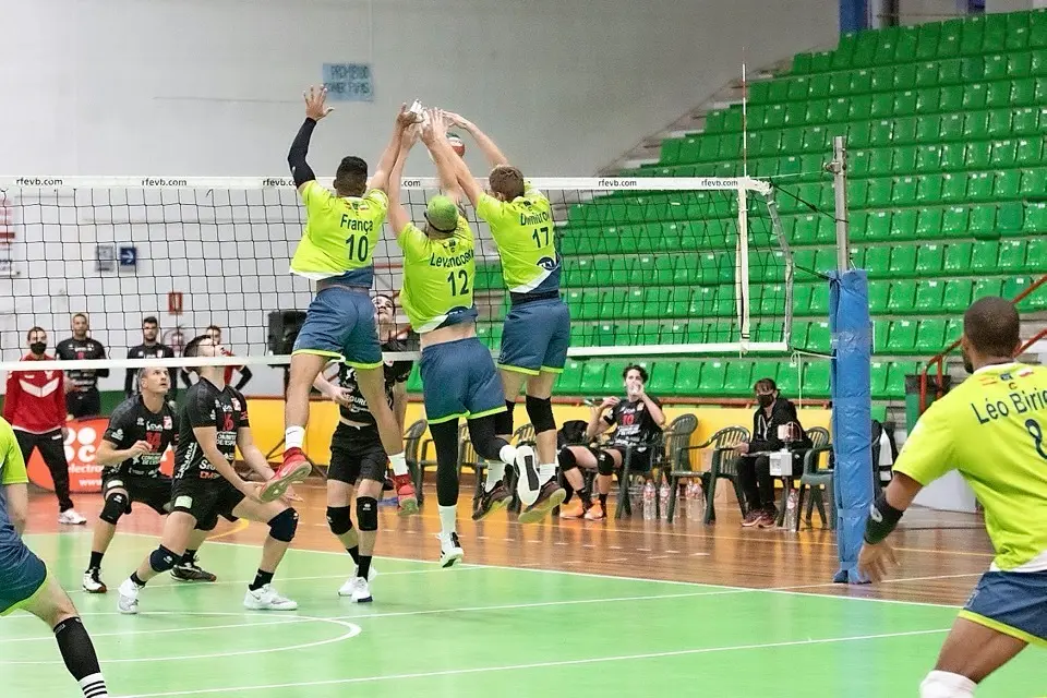 Bloqueo del Voley de Cabez&oacute;n e la Sal. / Marcos fierro