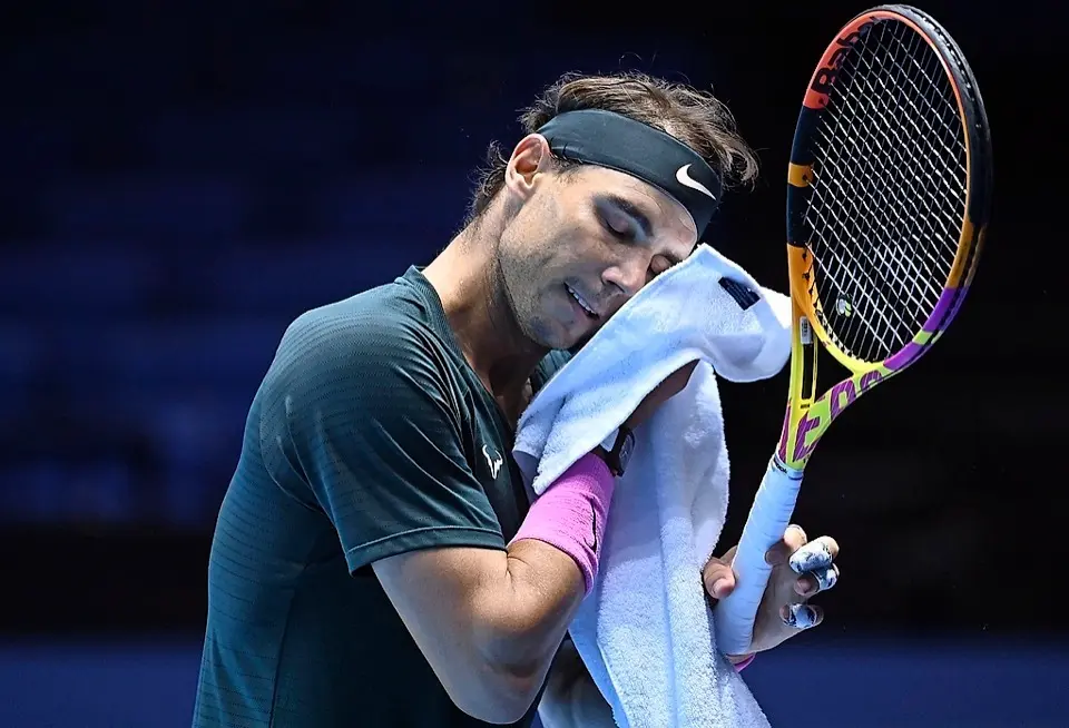 Rafa Nadal se seca el sudor en un momento del partido de ayer ante Dominic Thiem. / EFE