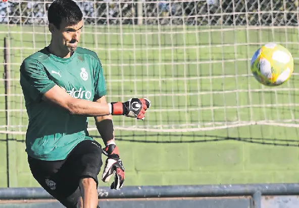Iv&aacute;n Crespo, sacando de porter&iacute;a durante el entrenamiento de ayer. / Hardy