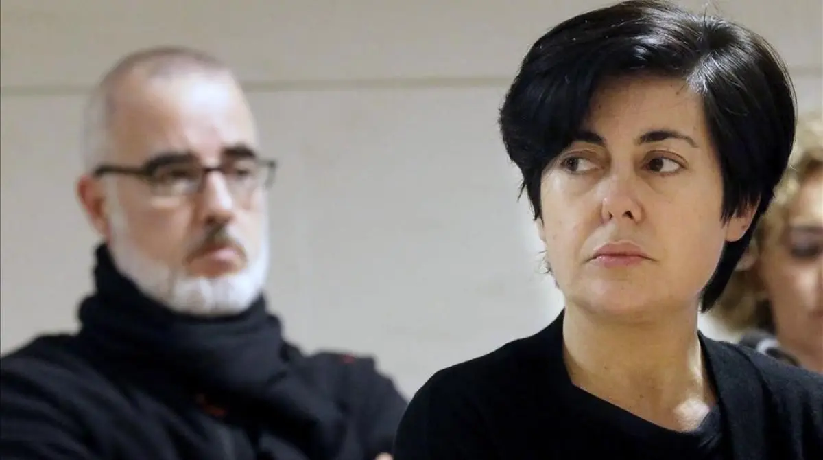 Fotograf&iacute;a de archivo (01/10/2015), de la abogada Rosario Porto (d) y el periodista Alfonso Basterra (i) en una de las sesiones del juicio por la muerte de su hija Asunta Basterra. EFE/Lavandeira jr/Archivo