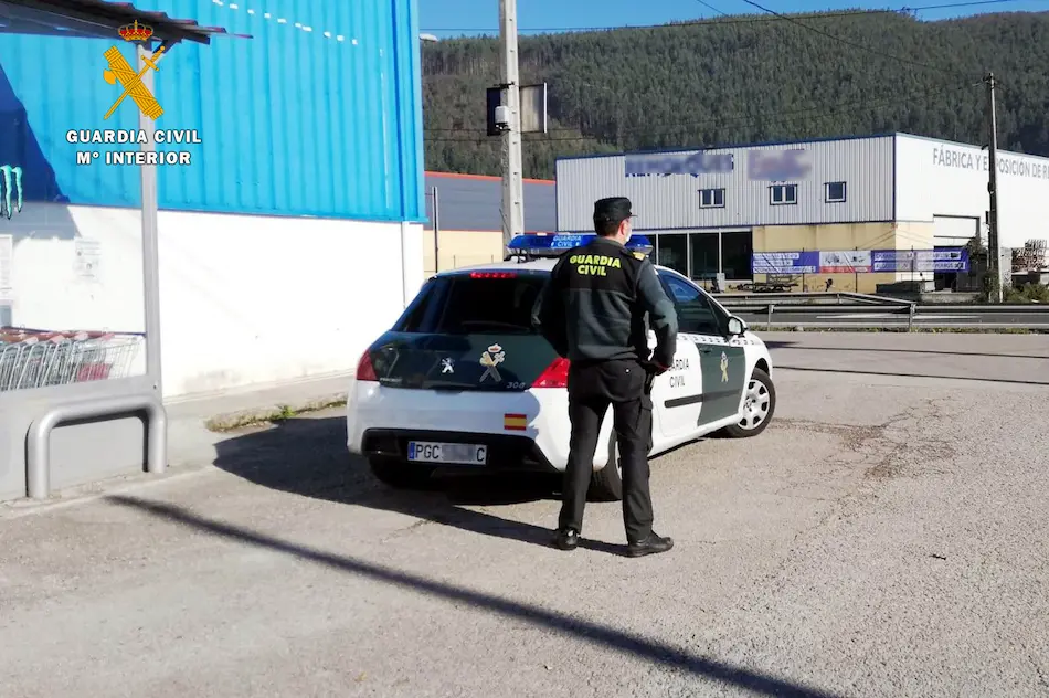Un agente de la Guardia Civil en el lugar de los hechos. / OPC