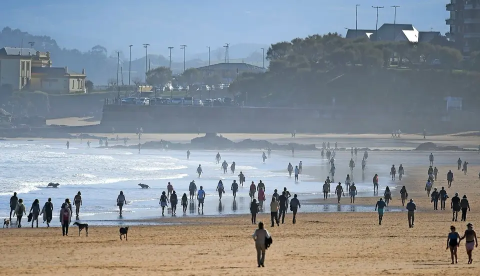 Las temperaturas tan agradables y los cielos pr&aacute;cticamente despejados del d&iacute;a de ayer martes, hicieron que muchos c&aacute;ntabros aprovecharan el sol para pasear por la playa. / HARDY