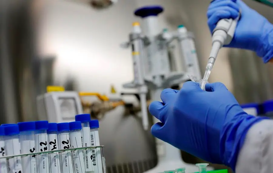 Una t&eacute;cnica de laboratorio trabaja en una anal&iacute;tica. EFE/Kai F&ouml;rsterling/Archivo