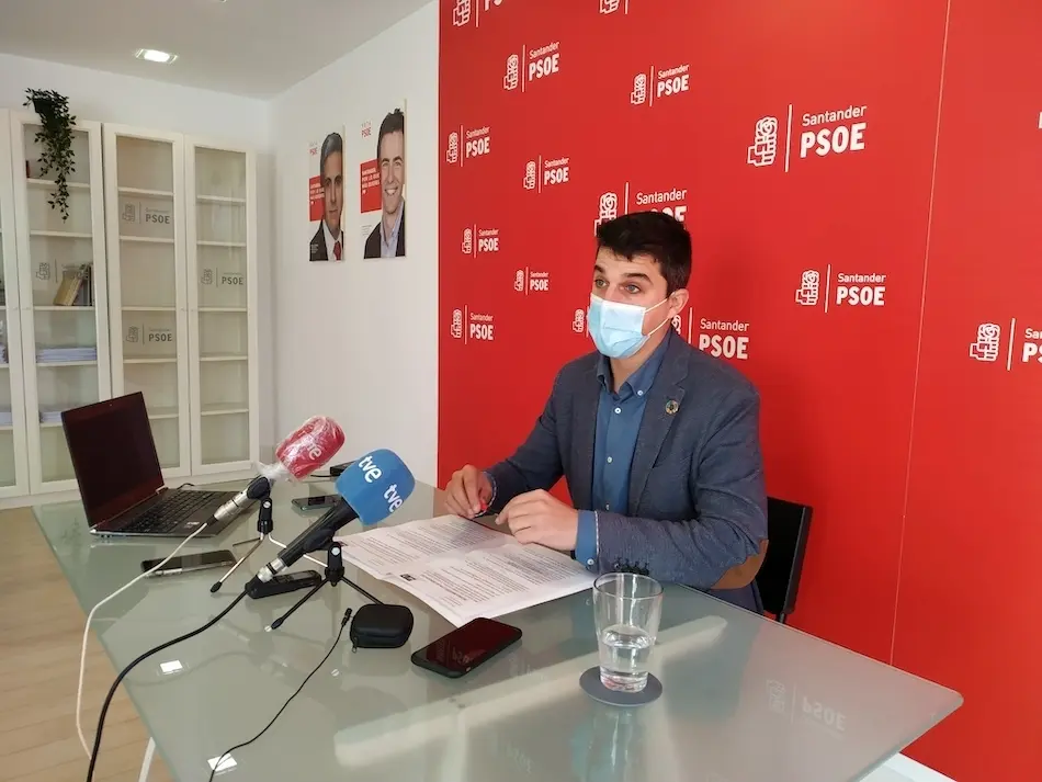 El portavoz del PSOE, Daniel Fern&aacute;ndez durante la rueda de prensa ofrecida en la sede del PSOE. / ALERTA