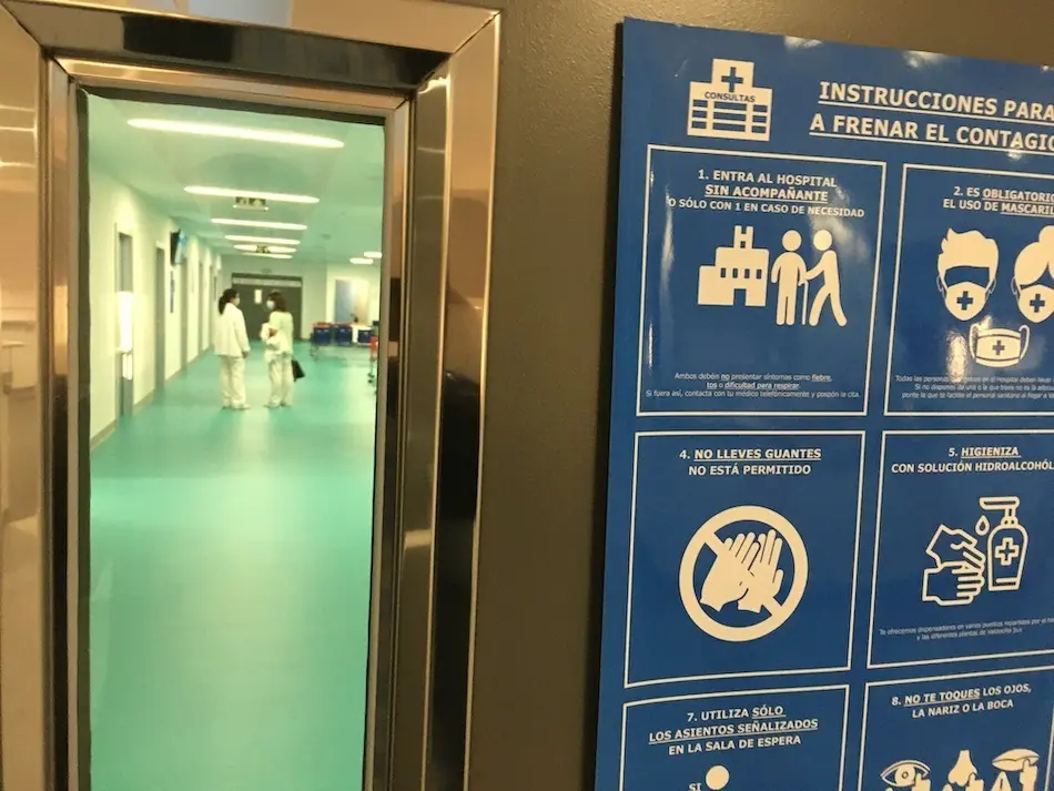 Dos sanitario en un pasillo del Hospital Marqu&eacute;s de Valdecilla. / S.D.