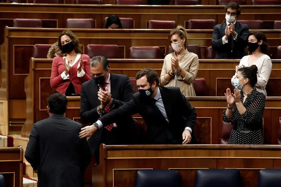 El diputado de Vox, Joaqu&iacute;n Robles L&oacute;pez (i) es felicitado por sus compa&ntilde;eros de partido, Javier Ortega Smith (3d), Iv&aacute;n Espinosa de los Monteros (2d) y Macarena Olona (d) durante su intervenci&oacute;n en el Congreso que este jueves debate los puntos m&aacute;s pol&eacute;micos sobre la ley de educaci&oacute;n, como los relativos al castellano o a la educaci&oacute;n especial y los centros concertados, el &uacute;ltimo tr&aacute;mite de la reforma educativa del Gobierno antes de su paso por el Senado. EFE/ Mariscal