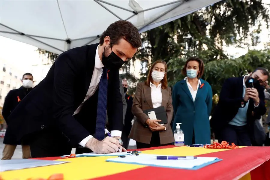 El l&iacute;der del PP, Pablo Casado, se ha acercado a una mesa instalada en las inmediaciones del Congreso para firmar contra la reforma de la ley de Educaci&oacute;n, varios de cuyos puntos se debaten este jueves en el pleno de la C&aacute;mara Baja. EFE/Mariscal