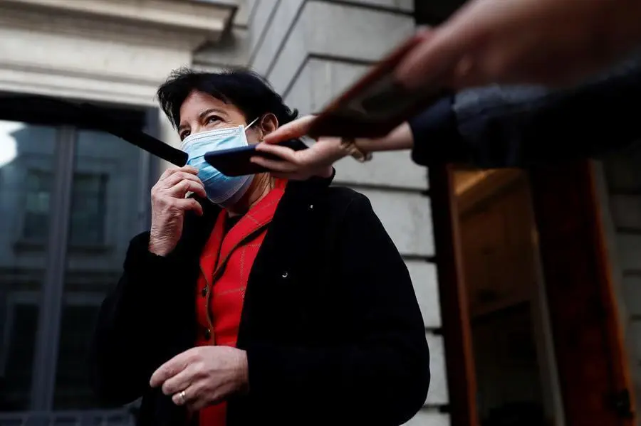 La ministra de Educaci&oacute;n, Isabel Cela&aacute; hace declaraciones a los medios tras el debate en el Congreso este jueves de los puntos m&aacute;s pol&eacute;micos sobre la ley de educaci&oacute;n. EFE/ Mariscal
