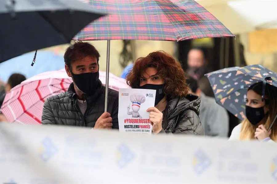 os hosteleros c&aacute;ntabros se han movilizado este jueves para protestar en once municipios distintos, para cumplir las restricciones de movilidad entre ellos, pidiendo medidas que favorezcan su actividad y exigiendo que se les inyecte 30 millones de euros en ayudas que sean s&oacute;lo para ellos. En la imagen, momento de la concentraci&oacute;n en Santillana del Mar. EFE/Pedro Puente Hoyos