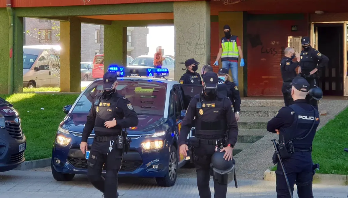 Agentes de la Polic&iacute;a Nacional en la intervenci&oacute;n. / ALERTA