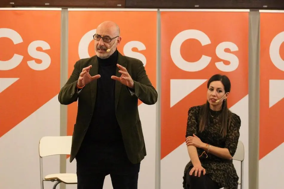 El portavoz de Cs, F&eacute;lix &Aacute;lvarez y la concejal de Suances Ruth P&eacute;rez. / ALERTA