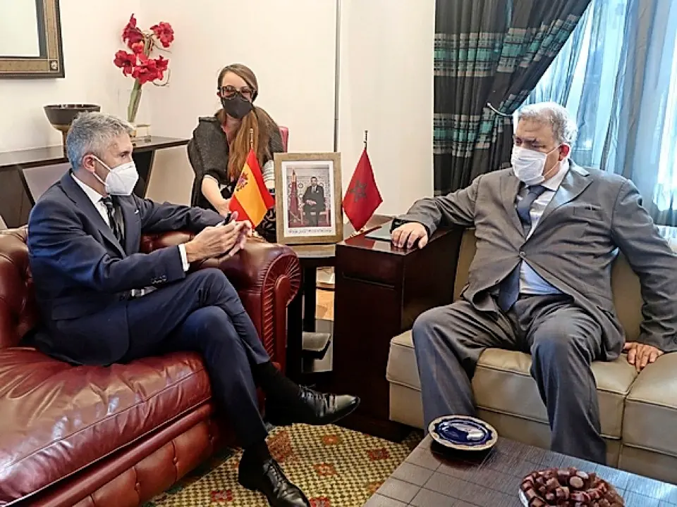 Fernando Grande-Marlaska, durante la reuni&oacute;n que ha mantenido en Rabat con su hom&oacute;logo marroqu&iacute;, Abdelouafi Laftit. / EFE / Javier Otazu