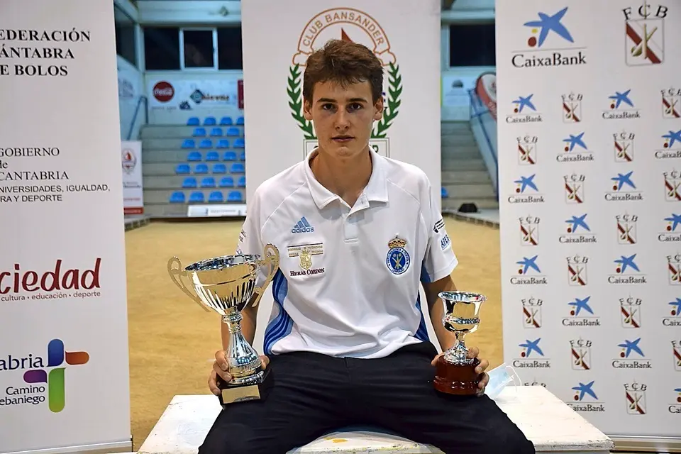 Mario Pell&oacute;n, campe&oacute;n de Cantabria y de Espa&ntilde;a de Segunda categor&iacute;a y de juveniles en la temporada 2020. / Hoyos