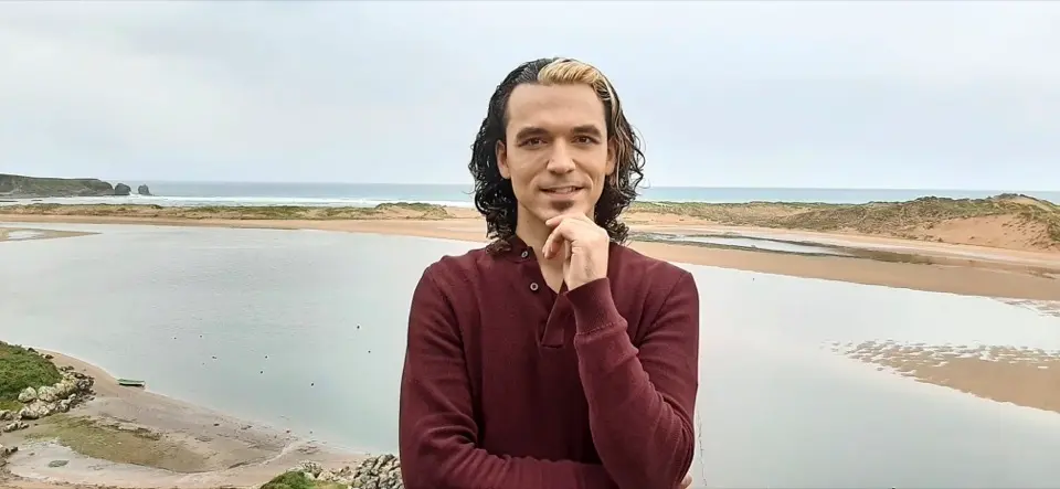 El mago c&aacute;ntabro Daniel Ka durante su entrevista con el diario ALERTA en la playa Usil en Mogro. / S. D.
