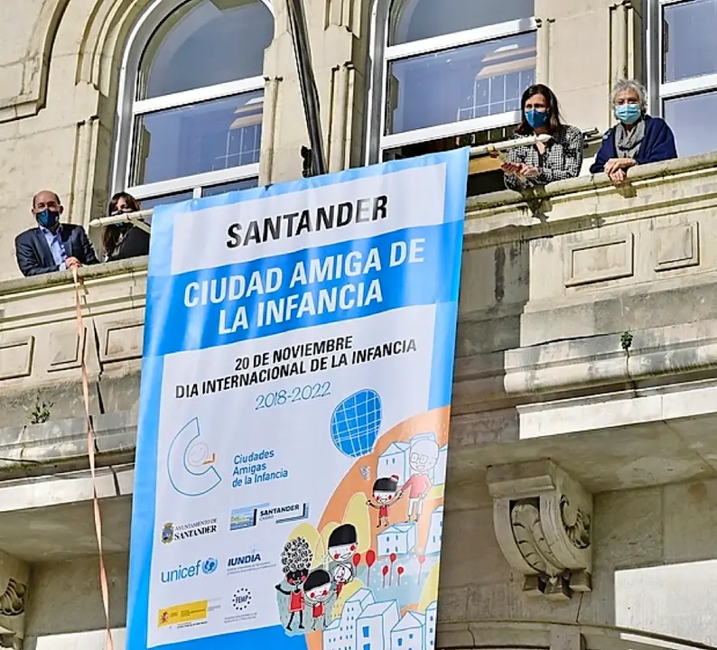 Cartel desplegado en el balc&oacute;n del Ayuntamiento. / alerta