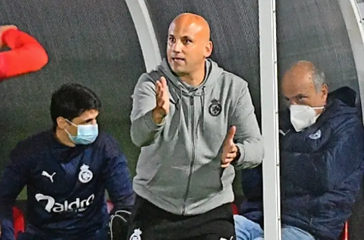 Rozada, ayer en el banquillo de San Lorenzo. / Hardy