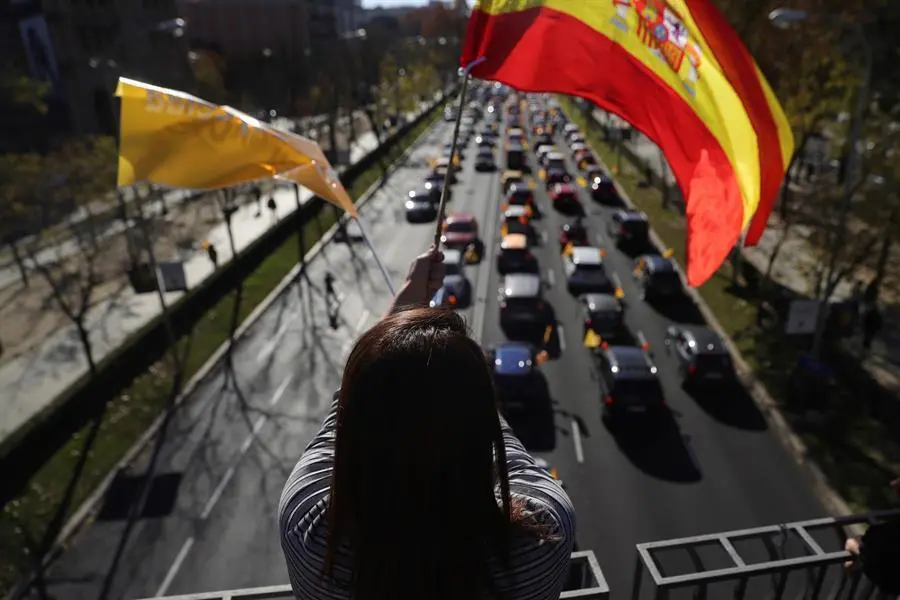 Vista general de la manifestaci&oacute;n con veh&iacute;culos que recorre el Paseo de la Castellana desde Cuzco a Cibeles en Madrid este domingo contra la Ley de Educaci&oacute;n (LOMLOE), denominada tambi&eacute;n 'Ley Cela&aacute;', aprobada esta semana en el Congreso. EFE/JuanJo Mart&iacute;n