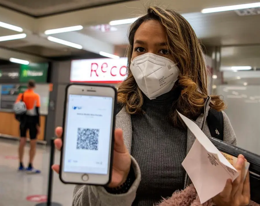 Una pasajera procedente de un vuelo de Colonia (Alemania) muestra el c&oacute;digo QR que contiene los resultados de su PCR, este lunes tras aterrizar en el Aeropuerto de Palma de Mallorca. EFE/CATI CLADERA