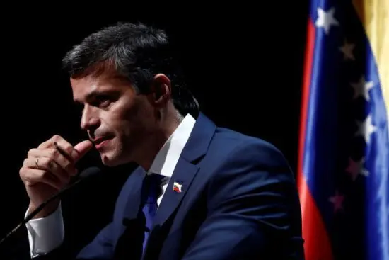 El l&iacute;der opositor venezolano Leopoldo L&oacute;pez comparece este martes ante los medios en Madrid, ciudad a la que lleg&oacute; el pasado domingo tras abandonar la embajada de Espa&ntilde;a en la que estuvo refugiado m&aacute;s de un a&ntilde;o y salir de su pa&iacute;s de manera "clandestina" a trav&eacute;s de la frontera de Colombia. EFE/Mariscal