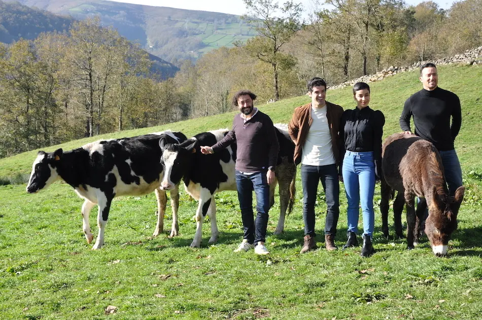 El director de &lsquo;Dos vacas y una burra&rsquo;, Jes&uacute;s del Cerro junto a los actores Miguel &Aacute;ngel Mu&ntilde;oz y Pablo Puyol y la actriz mexicana Esmeralda Pimentel ayer en Vega de Pas. / S.D.