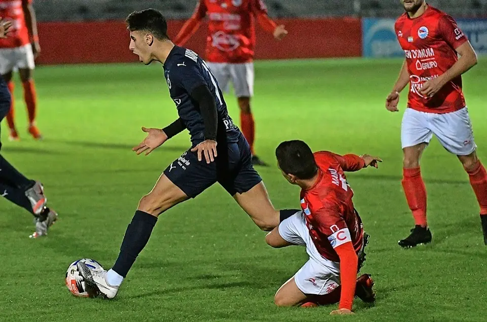 Marco Camus jug&oacute; los &uacute;ltimos minutos del partido de Laredo y conf&iacute;a en poder estar el s&aacute;bado para jugar contra el Barakaldo. / Hardy